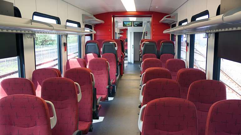 Interior de uma carruagem do modelo Flirt da Stadler que a CP contratou para fornecer 22 automotoras para serviço regional