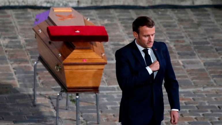 Durante o ato, breve e muito solene, Macron destacou ainda que Paty foi assassinado "porque decidiu ensinar os seus alunos a converterem-se em cidadãos"