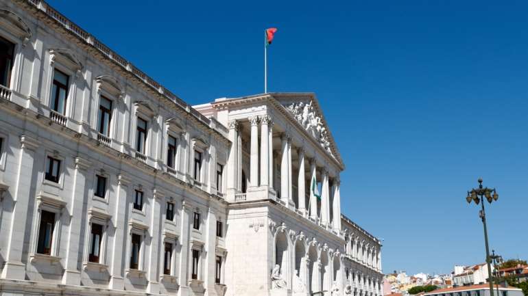 À direita, o CDS e o Chega são contra a lei e, à esquerda, o PCP também. No PSD há divisões e no PS, maioritariamente a favor, também