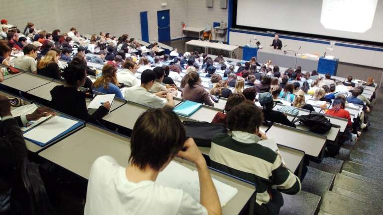 Também os alunos que optaram por vir para Portugal reduziram em cerca de 1/3