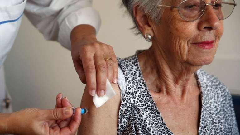 O Ministério da Saúde vai disponibilizar 200 mil vacinas da gripe gratuitas às farmácias comunitárias