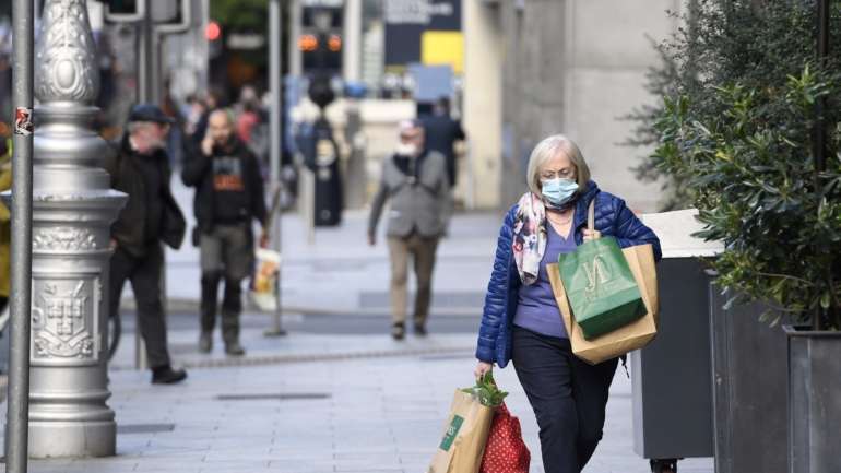 São cada vez mais os países que todos os dias anunciaram recordes diários de novos casos. Governos voltam a apertar restrições