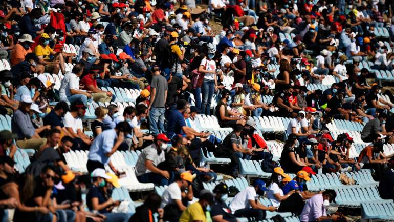 Uma imagem que há muito não se via: dezenas de pessoas juntas numa bancada de um evento desportivo sem grande distanciamento