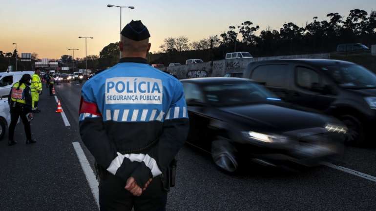 Dois polícias sofreram ferimentos e tiveram de receber assistência hospitalar
