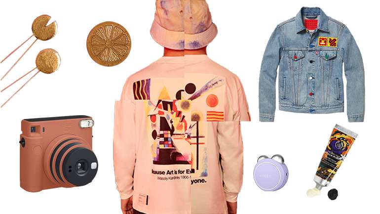 Da esquerda para a direita, no sentido dos ponteiros do relógio: peças Marias Tigela, coleção "Tate Art" da Pull & Bear, blusão Levi's x Lego, creme de mãos The Body Shop, Foreo Bear e câmara Instax Square SQ1