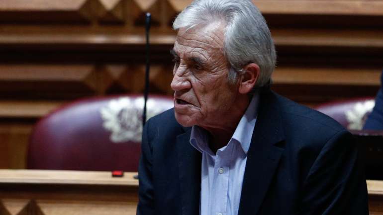Jerónimo de Sousa falava de como o Orçamento "não dá resposta aos problemas estruturais do país", mas teve de interromper a intervenção para deixar um recado a André Ventura
