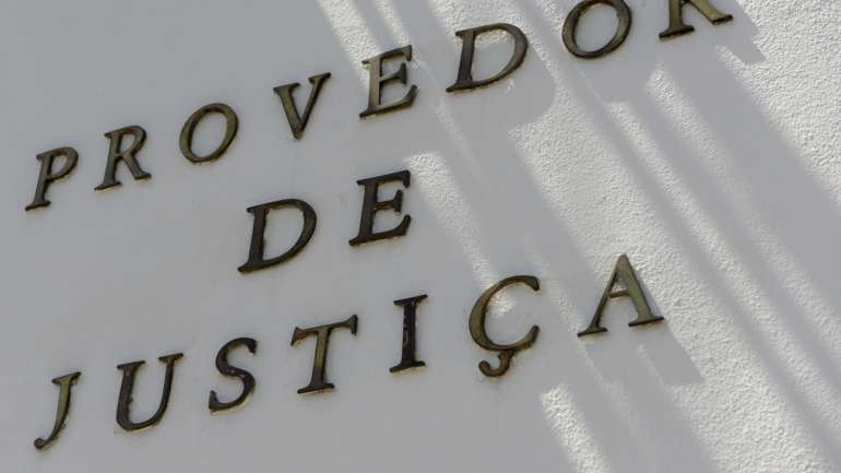 A lei estabelece que para esse atestado é suficiente o testemunho de duas pessoas recenseadas na freguesia ou uma declaração de honra da pessoa que requer o documento