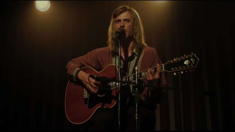 Johnny Flynn no papel de David Bowie, no filme "Stardust"
