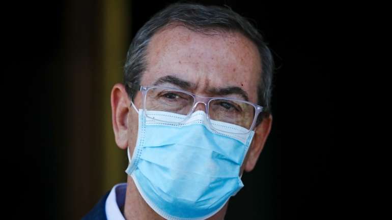 "O estado tem obrigação de ajudar as pessoas todas e, nesta altura, desaparecem os conceitos de setor público, privado e social", afirmou Miguel Guimarães