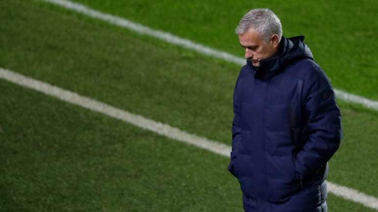 Mourinho não gostou da primeira parte, admitiu que se pudesse trocava todos os jogadores e deixou um recado: &quot;A partir de agora as minhas escolhas são fáceis...&quot;