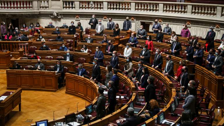 Os deputados do PS que se levantaram para votar a favor foram menos dos que os deputados dos partidos que votaram contra