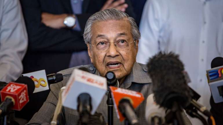 Mahathir, famoso pelos ataques contra o Ocidente e Israel, proferiu este comentário após o ataque terrorista com uma faca numa igreja católica no centro de Nice