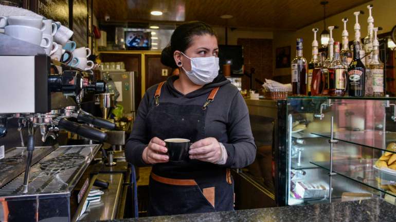 Na sua ótica, é preciso elucidar a população com casos reais e mostrar que não é uma doença que afeta só os mais velhos