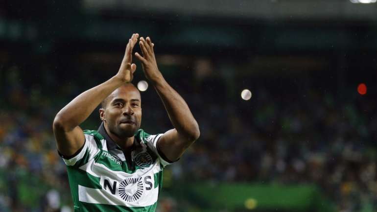 Nelson Évora foi "desviado" do Benfica e apresentado no intervalo de um jogo em Alvalade após assinar pelo Sporting