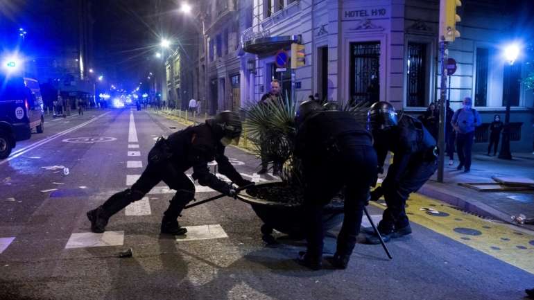 Os manifestantes acabaram por dispersar-se pelas ruas nas proximidades e começaram a incendiar mobiliário urbano e continuaram a arremessar objetos contra a polícia