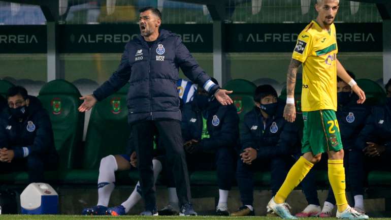 O técnico dos dragões foi expulso já depois do final da partida