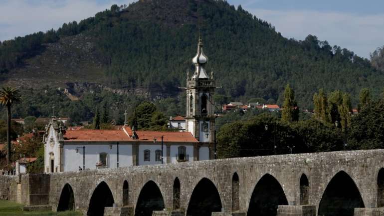 Ao local compareceram os Bombeiros Voluntários De Ponte de Lima, a ambulância de Suporte Imediato de Vida (SIV) a Viatura de Emergência Médica (VMER), de Viana do Castelo e, a GNR