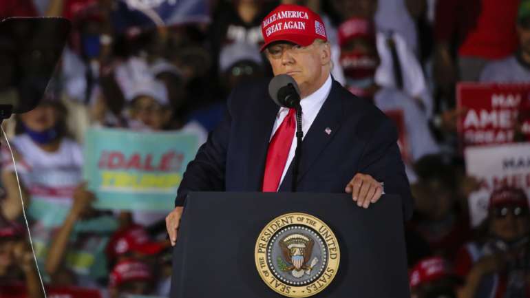 "Não digam a ninguém, mas deixem esperar um bocadinho depois das eleições", foram as palavras de Trump em relação ao possível despedimento de Anthony Fauci