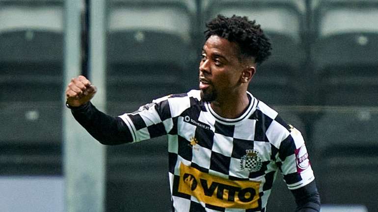 Angel Gomes sofreu o penálti do primeiro golo, converteu o castigo máximo e ainda assistiu Elis para o 2-0 antes do intervalo