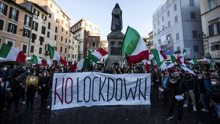 Os protestos contra novas medidas restritivas para conter a pandemia têm subido de tom na Europa, onde as infeções de Covid-19 têm aumentando exponencialmente, inclusive em Portugal