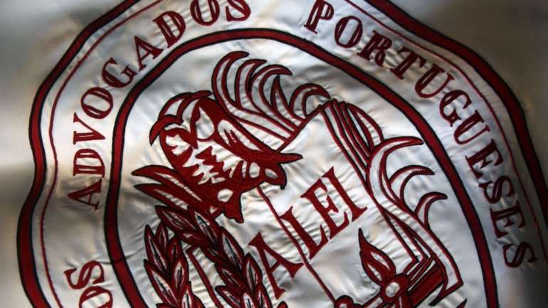 Na nota, enviada a todos os advogados inscritos, a Ordem dos Advogados lembra que lhe compete também "defender o Estado de Direito e os direitos, liberdades e garantias dos cidadãos"