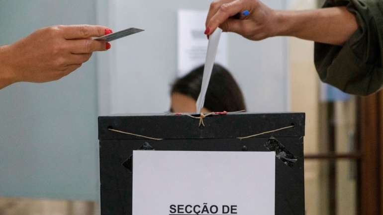 Decorrem negociações entre os partidos de direita para garantir o apoio parlamentar a esta coligação
