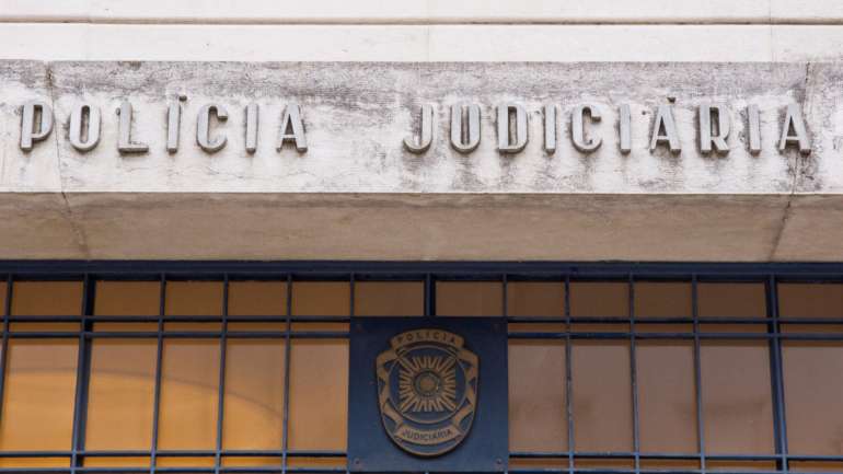 Os suspeitos ainda não foram identificados e permanecem em fuga