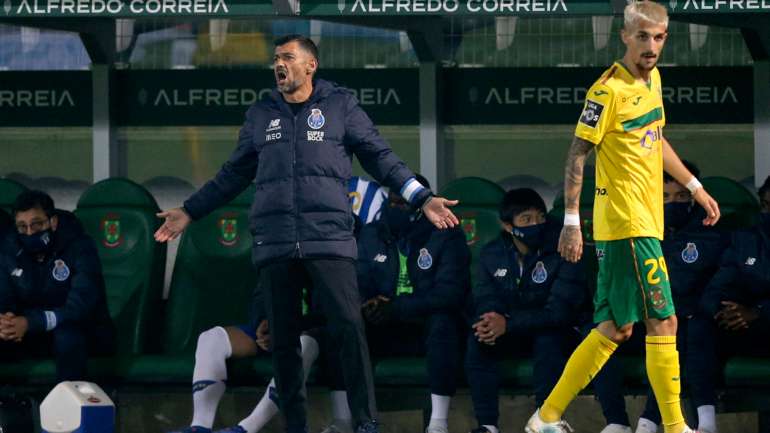 Sérgio Conceição foi expulso no final do jogo com o P. Ferreira, quando abordou Nuno Almeida e os árbitros assistentes