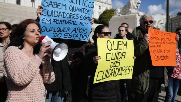 De acordo com o gabinete do vereador Manuel Grilo, estima-se que existam 800 mil cuidadores em Portugal, "uma grande parte deles no concelho de Lisboa"
