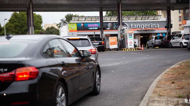 Em dezembro, o executivo açoriano aumentou o Imposto sobre os Produtos Petrolíferos e Energéticos (ISP) em 9,8 cêntimos por litro na gasolina e 5,8 cêntimos por litro no gasóleo