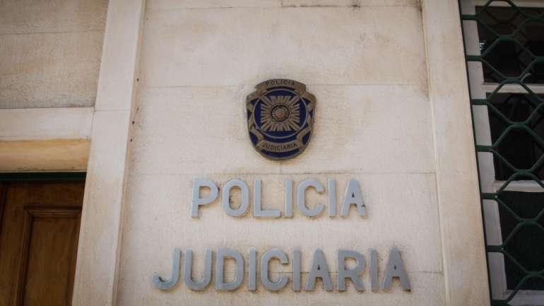 O homem foi detido pela "presumível autoria de um crime de homicídio qualificado, na forma tentada, com recurso a arma de fogo"