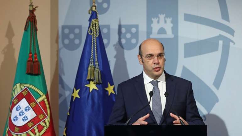 O ministro da Economia quer mais informação sobre o processo e disponibiliza-se para ser ouvido