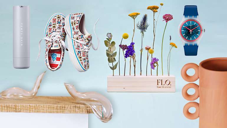 Da esquerda para a direita, no sentido dos ponteiros do relógio: creme hidratante Fenty Skin, ténis Vans x Onde Está o Wally?, expositor de flores FLO, relógio SwatchPAY, jarra Pura Cal e decantadores Pvra