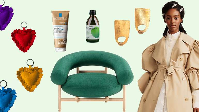 Da esquerda para a direita, no sentido dos ponteiros do relógio: porta-chaves Burel Factory, bálsamo Lipikar Baume AP+M da La Roche-Posay, Aquela Kombucha Hortelã, brincos Raquel Poço, look Simone Rocha x H&M e cadeirão Wewood