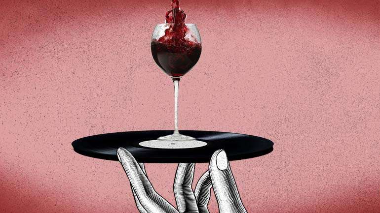 "Imaginem: quinta-feira à noite, entram num bar, a sala cheia, as luzes baixas, toda a gente de copo na mão, mas ninguém fala, apenas ouve a música. Melhor ainda, escuta-a. Já imaginaram? Pois não é nada disso que se passa aqui".