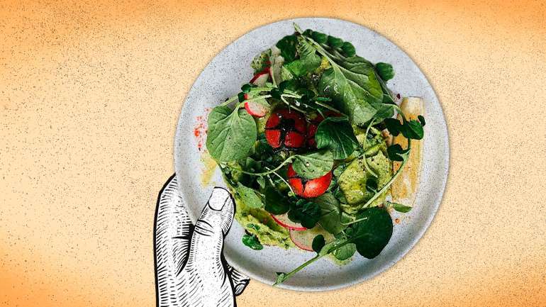 O Janis é num prédio pequeno, pintado de amarelo e reconhece-se pelas verduras que decoram a entrada. Se tirarmos os lugares no exterior, lá dentro o café é pequeno e fresco e, como tudo nas zonas trendy das cidades trendy, ocupa um antigo espaço, neste caso de uma salsicharia vienense (onde nunca fui, nem sei o que seja).