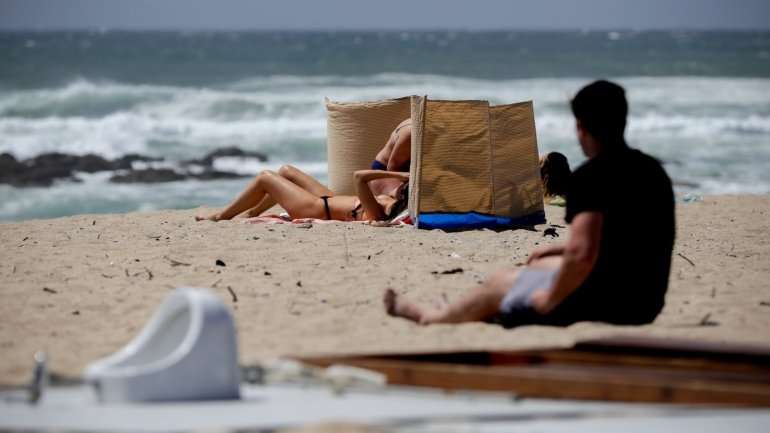 Além da bandeira vermelha, foram colocados também avisos de interdição nos acessos à praia
