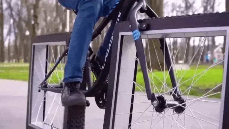 Um interessante trabalho de engenharia tornou possível a bicicleta de rodas quadradas funcionar de forma surpreendente