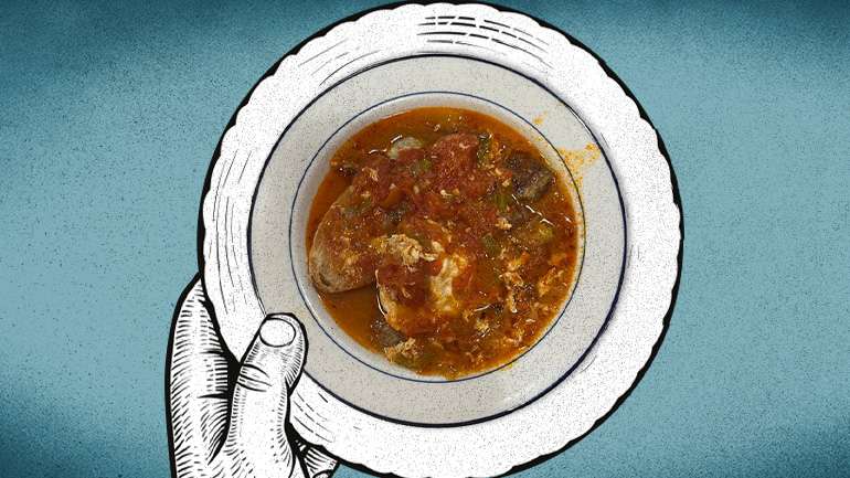 A sopa chegará aos poucos, em parcelas e explicações. Virá primeiro pão de véspera que devemos colocar no prato vazio para que mais tarde absorva o caldo. De seguida, virão figos gelados para esmigalhar com o garfo dentro do prato da sopa, com o pão. Virá um ovo escalfado que juntamos para ter proteína e substância, até que chegará um caldo quente.