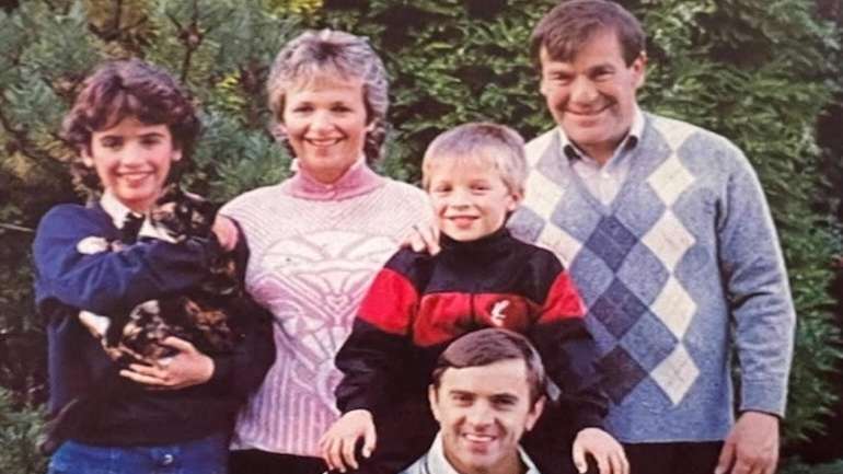 À data do encontro com o casal Parsons, Ronnie tinha então quase 30 anos. "Para ser honesta, não creio que ele teria vivido muito mais se não o tivéssemos acolhido", contou Dianne