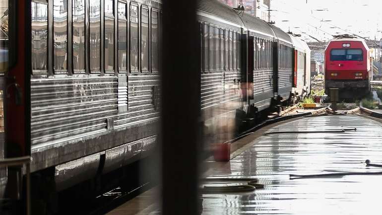 Comboios parados na Estação de Santa Apolónia durante a greve de trabalhadores da Infraestruturas de Portugal, em Lisboa, 2 de julho de 2021. Os trabalhadores exigem aumento de salários, o cumprimento integral do clausulado do Acordo Coletivo de Trabalho, a negociação coletiva, a atualização do valor do subsídio de refeição e a integração do abono de irregularidade de horário no conceito de retribuição. MÁRIO CRUZ/LUSA