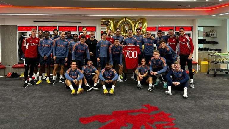 Plantel do Manchester United aproveitou o dia seguinte ao triunfo com o Everton para assinalar o golo 700 de Ronaldo por clubes