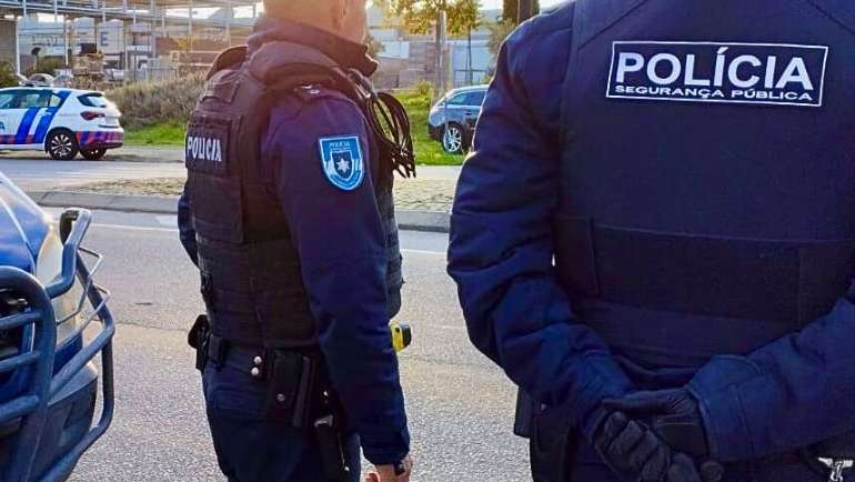 A detenção ocorreu às 5h50 de quarta-feira, após a PSP ter sido informada de que um indivíduo teria "arremessado pedras de alguma dimensão" contra o edifício da Diretoria do Centro da PJ