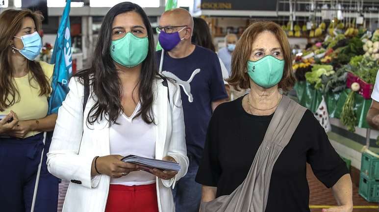 A cabeça de lista do Pessoas-Animais-Natureza (PAN) à Câmara de Lisboa, Manuela Gonzaga (D), acompanhada pela porta voz do partido, Inês de Sousa Real (E), conversa com comerciantes no Mercado de Alvalade, durante uma ação de campanha para as eleições autárquicas 2021, Lisboa 08 setembro 2021.  ANDRÉ KOSTERS / LUSA