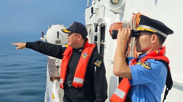 epa10803643 A handout photo made available by the Korea Coast Guard (KCG) shows Park Saeng-deok (L), head of KCG's special unit defending South Korea's five northwestern islands, orchestrating a drill to crack down on illegal fishing by Chinese vessels in South Korean territorial waters, 17 August 2023.  EPA/Korea Coast Guard SOUTH KOREA OUT HANDOUT EDITORIAL USE ONLY/NO SALES