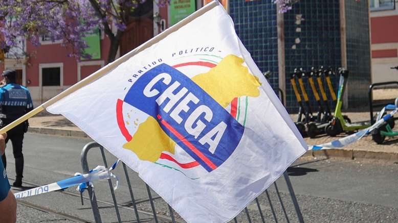 Militantes e simpatizantes do Chega durante o "cerco ao largo do Rato, contra a corrupção e a impunidade do PS", que decorreu junto da sede do Partido Socialista (PS), no Largo do Rato, em Lisboa, 13 de maio de 2023. ANTÓNIO COTRIM/LUSA