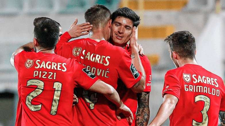 O avançado uruguaio entrou ao intervalo para o lugar de Gabriel
