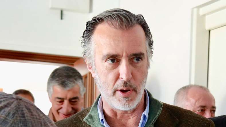 O candidato à Presidência da República, João Cotrim de Figueiredo (C), durante a vista à ACRIGUARDA, na Guarda, 29 de dezembro de 2025. MIGUEL PEREIRA DA SILVA/LUSA