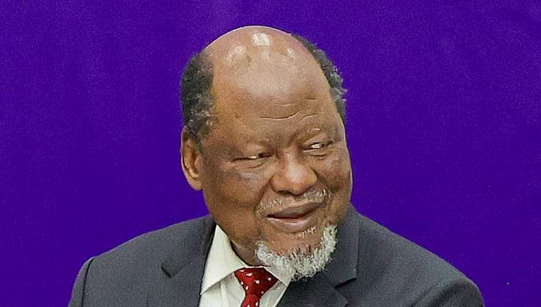 O Presidente da Guiné-Bissau, Umaro Sissoco Embaló (E), entrega o prémio “José Aparecido de Oliveira” ao antigo Presidente de Moçambique, Joaquim Chissano (D), durante a XV Conferencia dos Chefes de Estados e de Governo da Comunidade dos Países de Língua Portuguesa (CPLP), em Bissau, Guiné-Bissau, 18 de julho de 2025. MANUEL DE ALMEIDA/LUSA