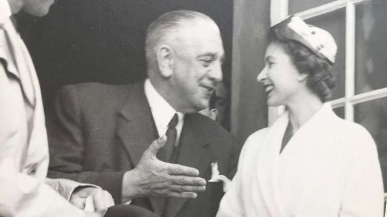17 de fevereiro de 1957: o duque de Palmela recebe Isabel II no Palácio do Calhariz